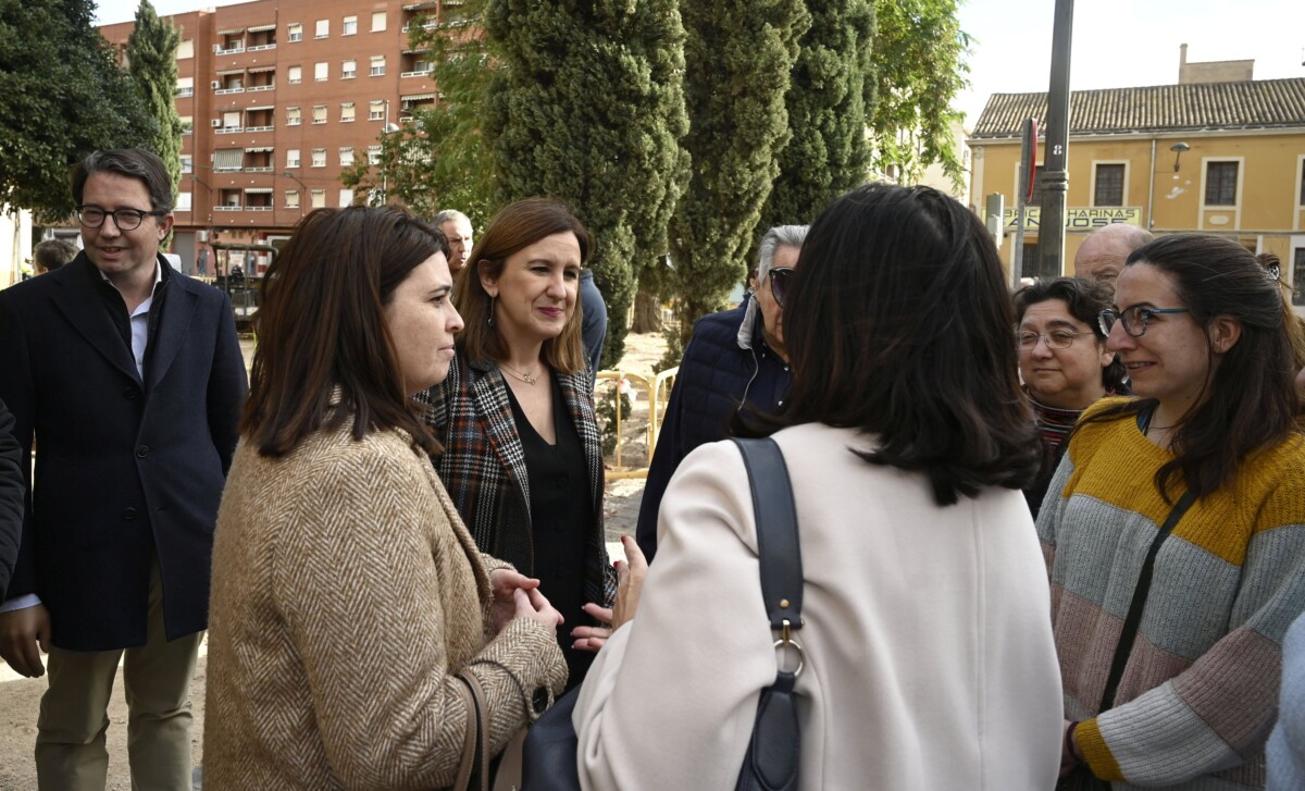 Catalá departe con vecinos en su visita a La Torre
